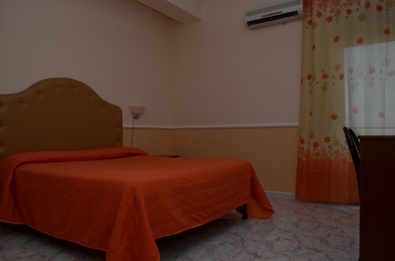 Hotel Stefany لاغو باتريا الغرفة الصورة